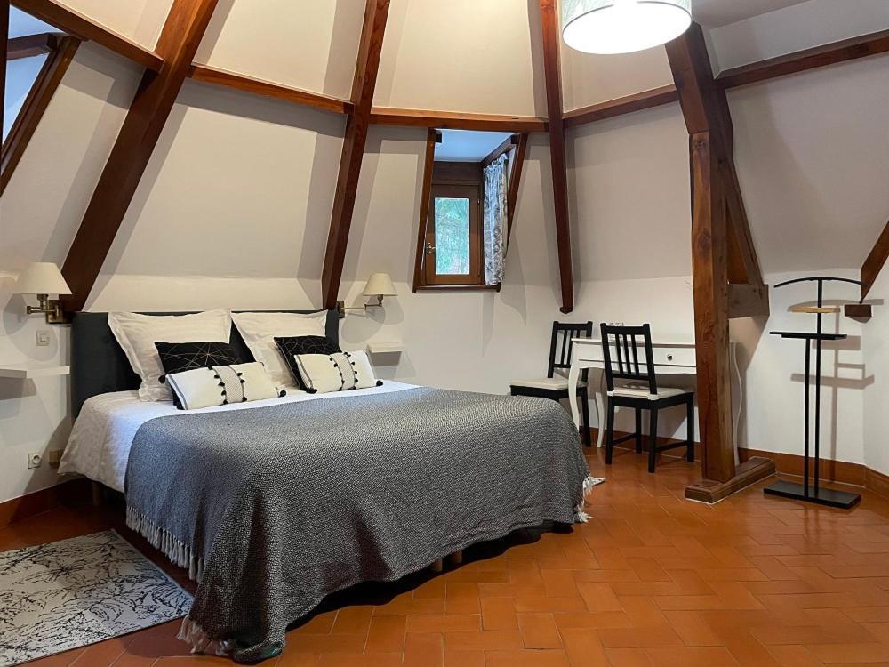 Отель Le Prieure Des Fontaines Les Preaux Экстерьер фото