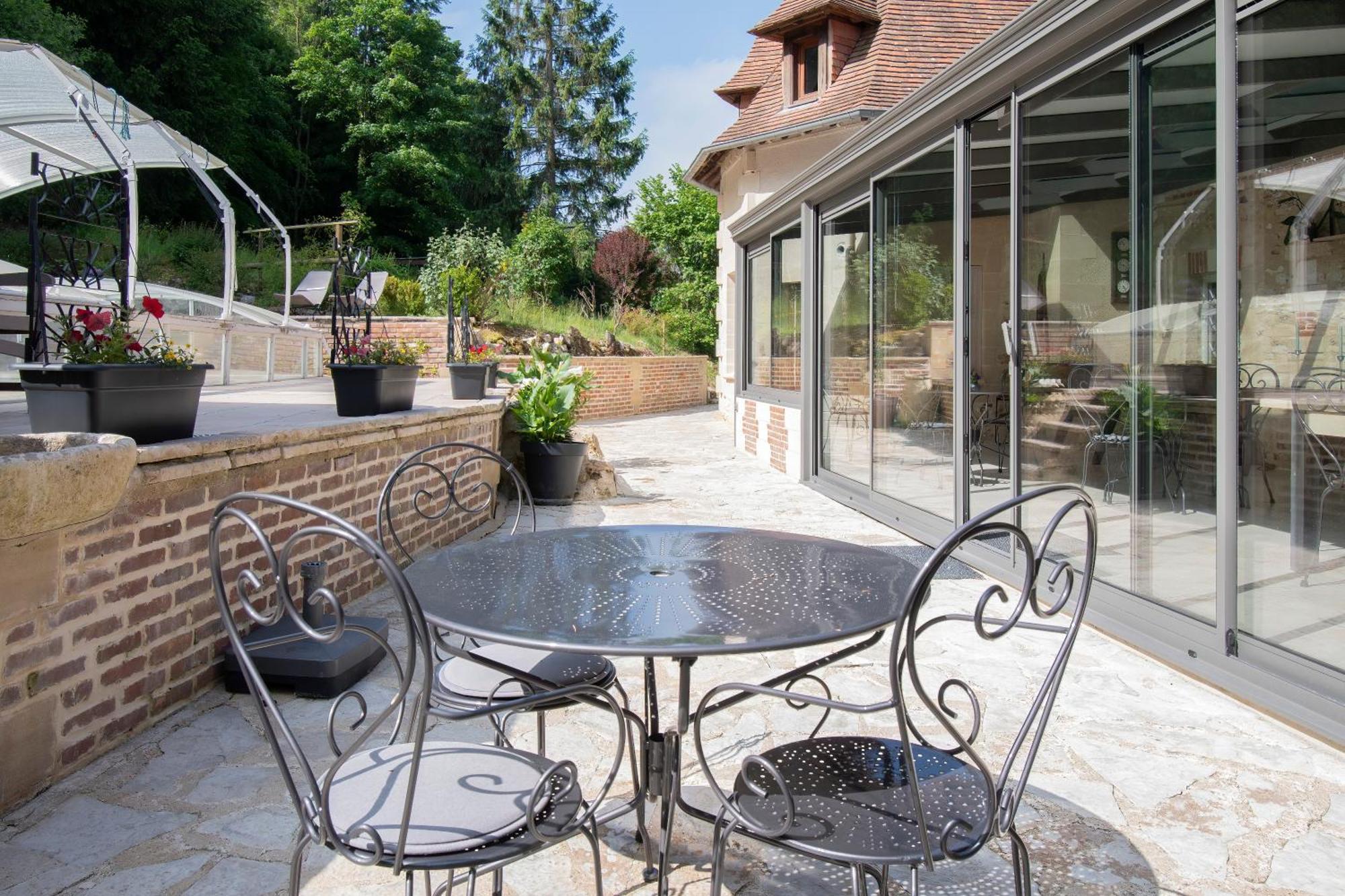 Отель Le Prieure Des Fontaines Les Preaux Экстерьер фото